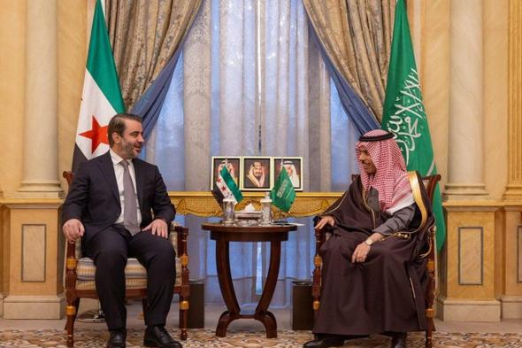 وزير
    الخارجية
    يبحث
    تعزيز
    العلاقات
    مع
    نظيره
    السوري