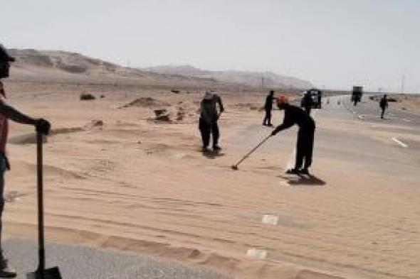 الوحدة
المحلية
بأبو
رديس
تنفذ
أعمال
إزالة
تجمعات
الرمال
بالطريق
الدولى