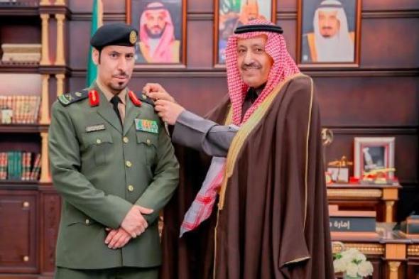 أمير
الباحة
يقلّد
مدير
سجون
المنطقة
رتبته
الجديدة