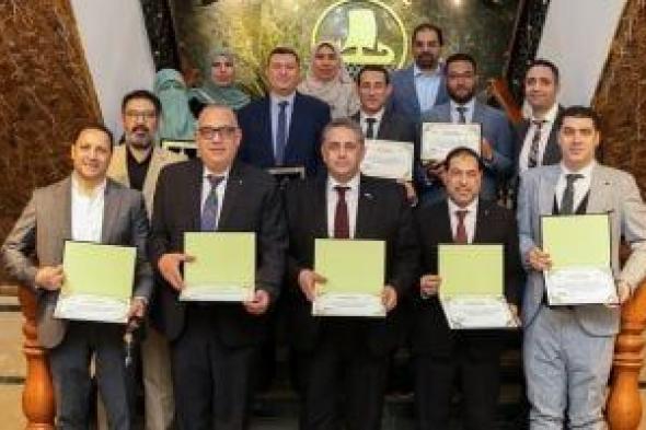 محافظ
كفر
الشيخ
يكرم
الكوادر
الطبية
المتميزة
بالمحافظة..
صور