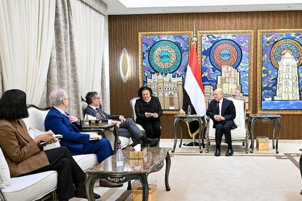 العليمي:
    دعم
    الدولة
    اليمنية
    استثمار
    مباشر
    في
    أمن
    واستقرار
    المنطقة
    والعالم