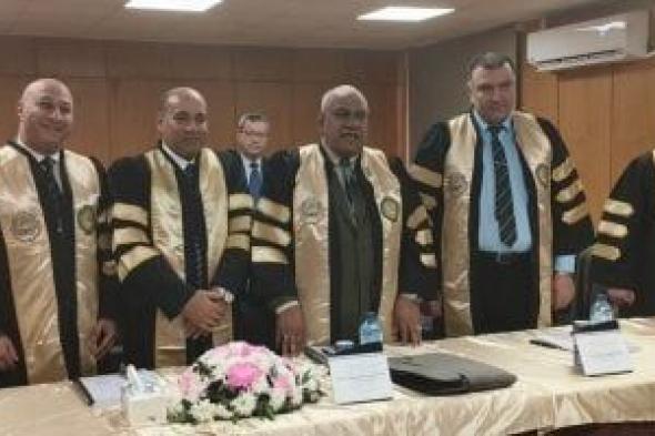 رئيس
الإدارة
المركزية
لشؤون
مكتب
وزير
التعليم
العالى
يحصل
على
درجة
الدكتوراه