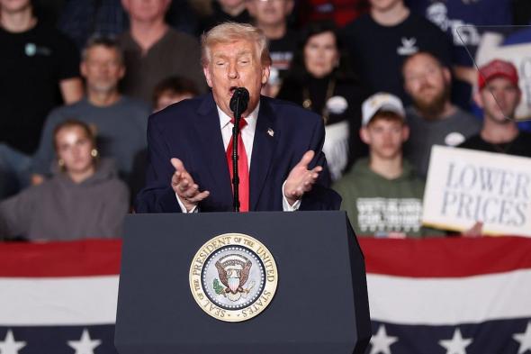 ترامب
    يهاجم
    مغنيا
    شهيراً:
    "رقصه
    مقزز
    وكلامه
    غير
    مفهوم"