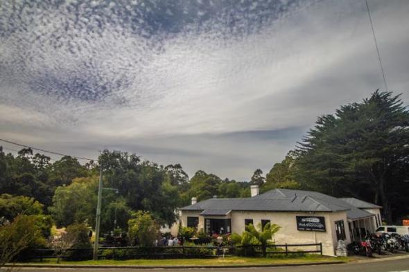 أعداد غفيرة تتوافد لزيارة مَعلم سياحي تبين أنه وهم من اختراع الذكاء الاصطناعي