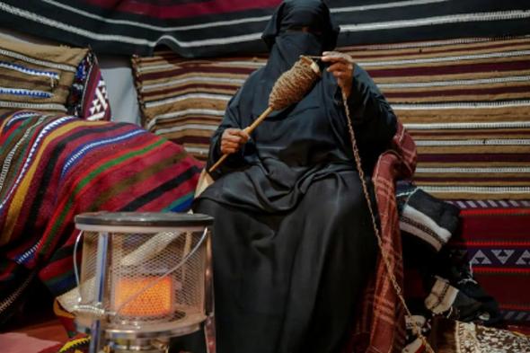 حرفة
    السدو
    تبرز
    حضورها
    التراثي
    في
    مهرجان
    التمور
    بدومة
    الجندل