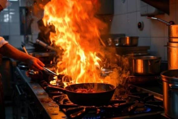 أبشع طرق الانتحار .. عامل مطعم يضع رأسه في الزيت المغلي