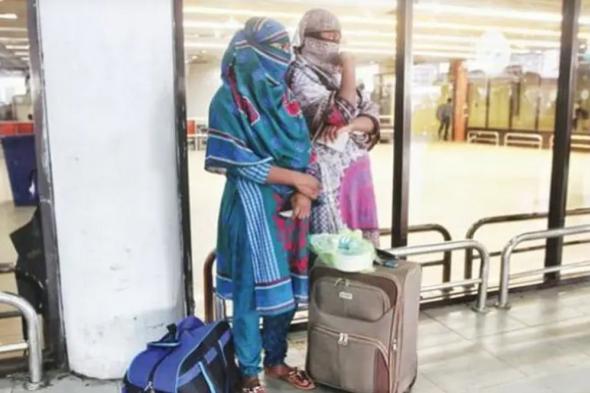 محام
    يوضح
    عقوبة
    تأجير
    العمالة
    المنزلية
    لآخرين
     