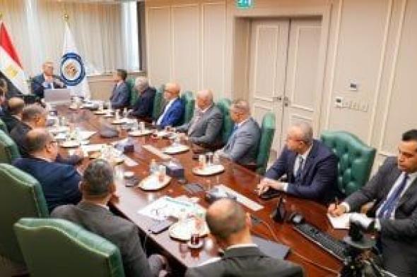 كريم
بدوى:
مصر
تجاوزت
مرحلة
هبوط
مؤشر
إنتاج
الزيت
والغاز
ووصلت
للاستقرار