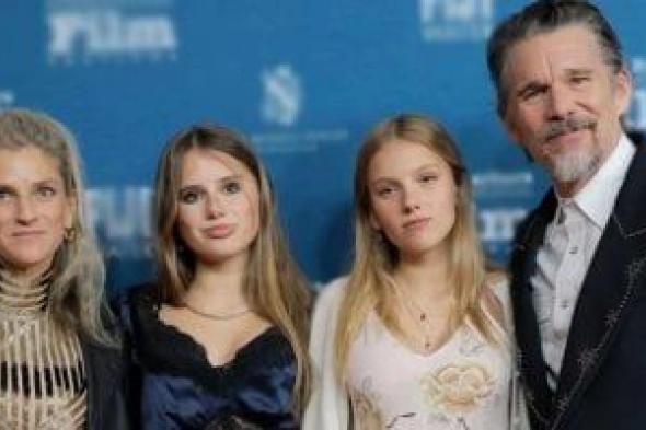 ظهور
نادر
لابنتى
النجم
العالمى
إيثان
هوك
خلال
تكريمه