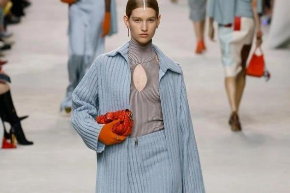 الأزرق مع الأحمر: ثنائية لونية تعيد تعريف الجرأة والأناقة