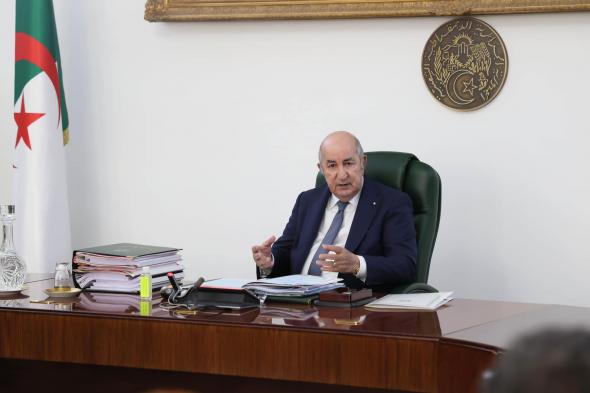 رئيس
الجمهورية
يأمر
بإنجاز
محطتي
تحلية
بتمنغست
وتندوف
ويؤكد
أن
انقطاع
ماء
الحنفيات
بالشلف
غير
مقبول