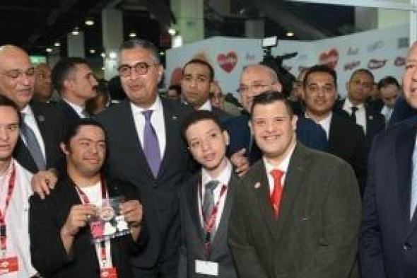 وزير
التموين
يلتقط
صورا
تذكارية
مع
ذوى
الهمم
ويشيد
بمنتجاتهم
فى
معرض
أهلا
رمضان