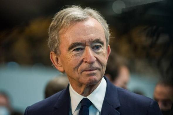 أغنى
      أوروبي
      يشتري
      أسهماً
      إضافية
      في
      «إل
      في
      إم
      إتش»