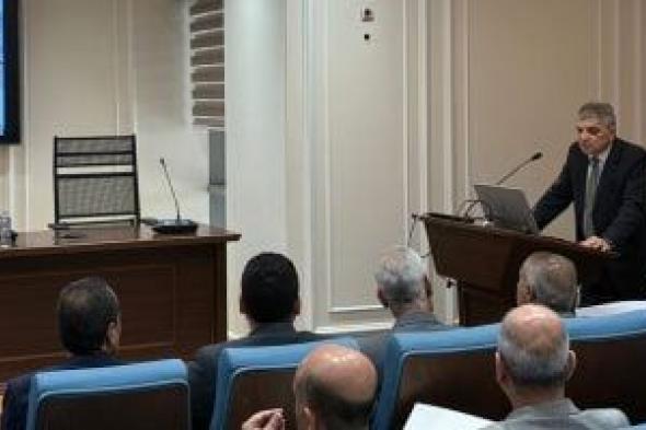 رئيس
قناة
السويس
يستعرض
أمام
خطة
النواب
الإشادات
الدولية
بالقناة
خلال
كورونا