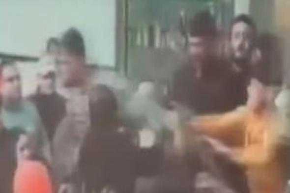 أمن
الشرقية
يفحص
مقطع
فيديو
لتعدى
شخص
بـعنف
على
سيدة
بأبو
كبير