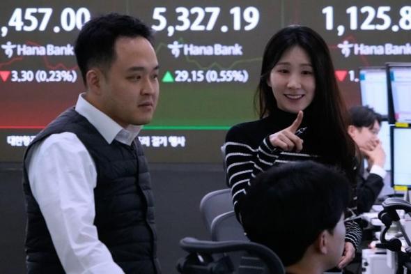 الين
      يحافظ
      على
      مكاسبه
      القوية
      مع
      تلاشي
      المخاوف
      المالية
      في
      اليابان