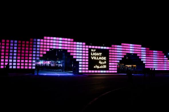 «قرية الأضواء» في الشارقة تنبض بالنور والفنون ولمة العائلة