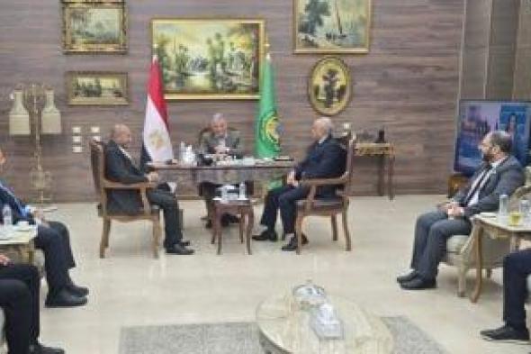 محافظ
الإسماعيلية:
تقديم
الدعم
للمستثمرين
لتنمية
المناطق
الصناعية
شرق
القناة