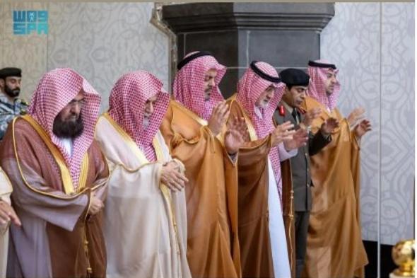 المصلون
    يؤدون
    صلاة
    الاستسقاء
    في
    المسجد
    الحرام