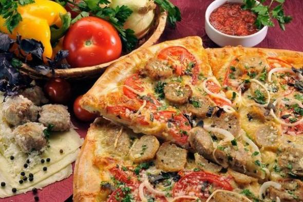 ما هو أصل البيتزا ؟ قصة حب طويلة بين البشر والطعام الشهي