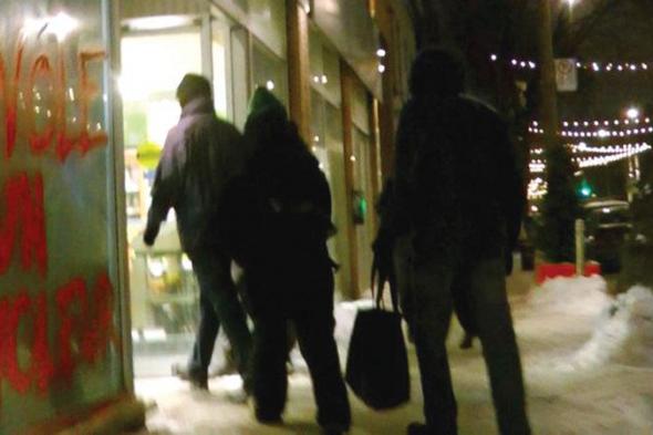 لصوص في زيّ «روبن هود» يوزعون المسروقات على المحتاجين