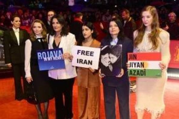 رفع
لافتات
إيران
حرة
على
السجادة
الحمراء
لمهرجان
برلين
السينمائي