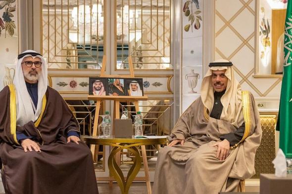 وزير
    الخارجية
    يبحث
    مع
    نظيره
    الكويتي
    مستجدات
    القضايا
    الإقليمية