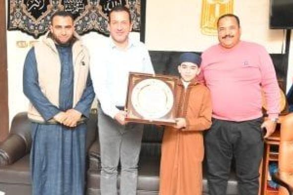 رئيس
جهاز
العاشر
يكرّم
القارئ
محمد
القلاجي
لتميّزه
في
دولة
التلاوة..
صور