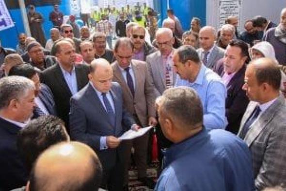 محافظ
كفر
الشيخ
يستمع
لطلبات
أهالى
متبول
خلال
جولته
الميدانية