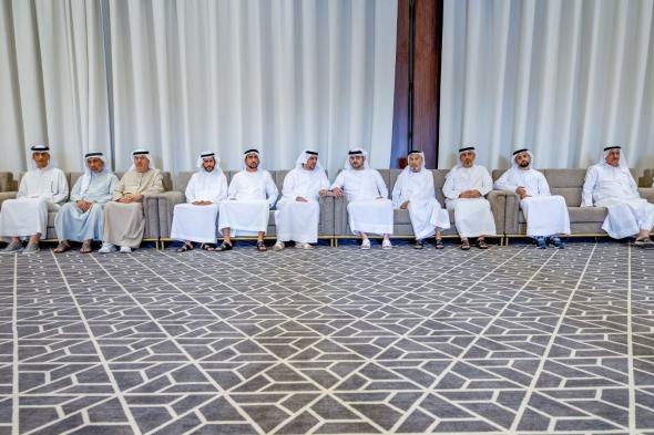 مكتوم بن محمد يقدّم واجب العزاء في وفاة عبدالمجيد صديقي