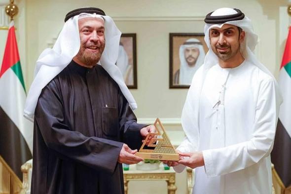 «اقتصاد
      المعرفة»
      يجمع
      «اقتصادية
      الشارقة»
      والجامعة
      القاسمية