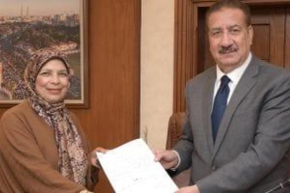محافظ بورسعيد يوقع عقود تمليك أراضي لـ6 مصانع بالمنطقة الصناعية.. صور