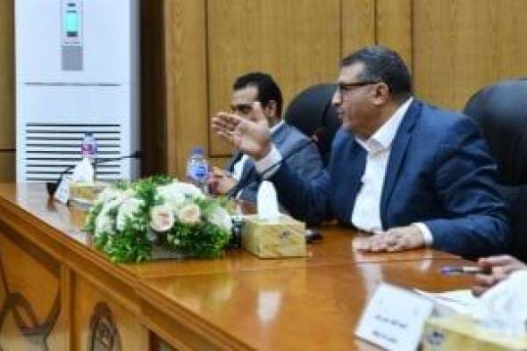 محافظ قنا يستعرض إجراءات حسم ملف أراضى المثلث الذهبى وضمان حقوق المواطنين