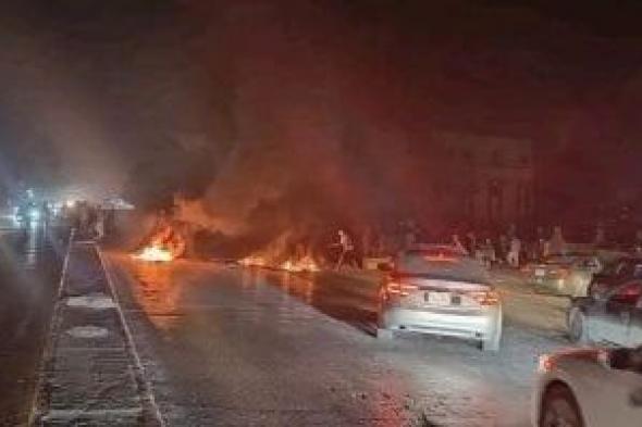 احتجاجات في ليبيا بسبب انقطاع الكهرباء.. حرق إطارات وقطع طرق