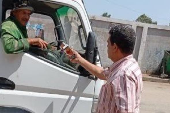 رئيس مدينة الباجور يوزيع المياه والعصائر على العاملين بالشوارع لمواجهة حرارة الصيف