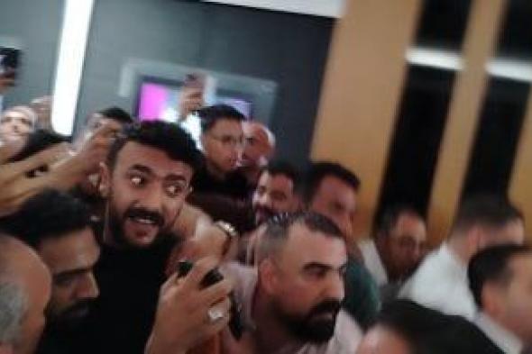 زحام الجماهير على الفنان أحمد العوضى أمام دور العرض بالإسكندرية.. صور