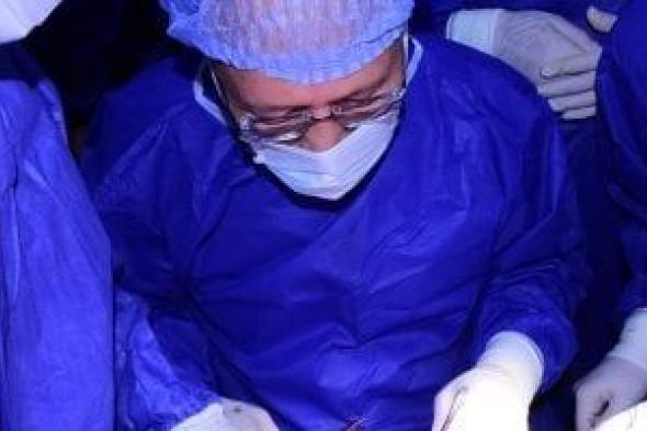 رئيس جامعة سوهاج يعيد الأمل لطفل أصيب بشلل كامل بالذراع