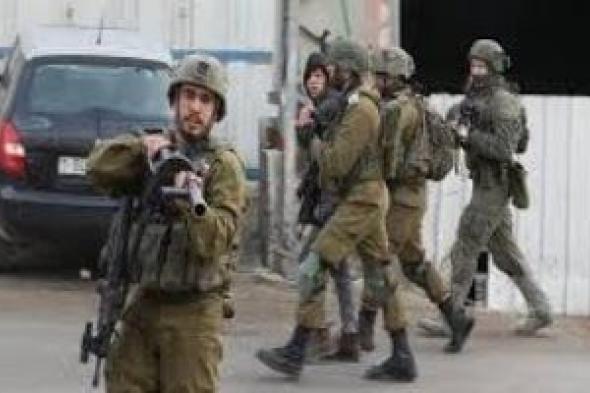 الاحتلال الإسرائيلى يعتقل ما لا يقل عن 33 فلسطينيا من الضفة الغربية