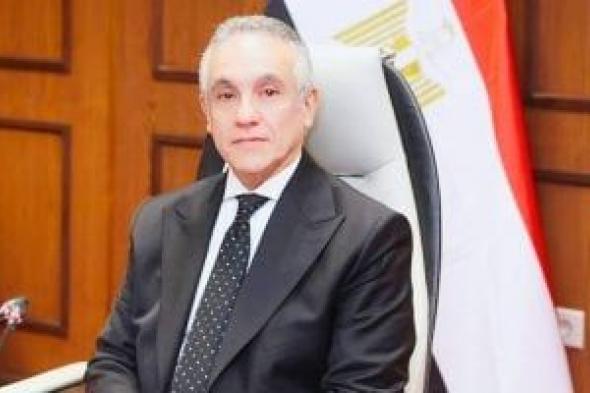 وزير العدل يستمع إلى مطالب العاملين بالشهر العقاري ويوجه بإزالة معوقات العمل