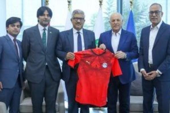 هاني أبو ريدة يستقبل السفير الباكستاني فى مصر