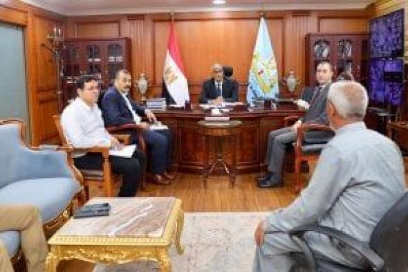 محافظ كفر الشيخ يبحث عددا من طلبات وشكاوى المواطنين