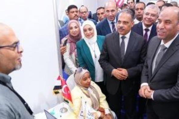 وزير العمل ومحافظ الشرقية ورئيس جامعة الزقازيق يفتتحون ملتقى التوظيف.. فيديو