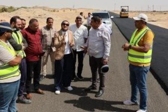 محافظ الوادي الجديد تتابع أعمال ازدواج ورفع كفاءة طريق الخارجة أسيوط