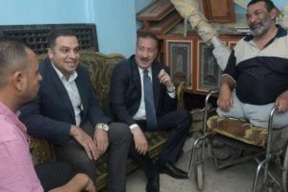 محافظ بورسعيد يستجيب لاستغاثة مواطن ويهديه كرسيًا كهربائيًا
