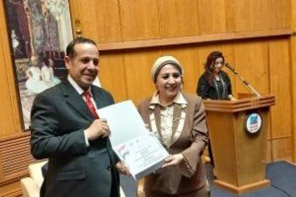 أكاديمية الفنون تكرم الدكتور محمد ثروت أثناء فعاليات الصالون الثقافى